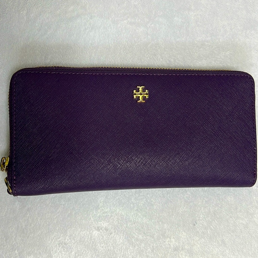 Tory Burch wallet, doesn’t have a wristband